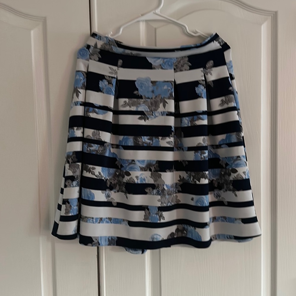 A-line pleated skirt with fun pattern